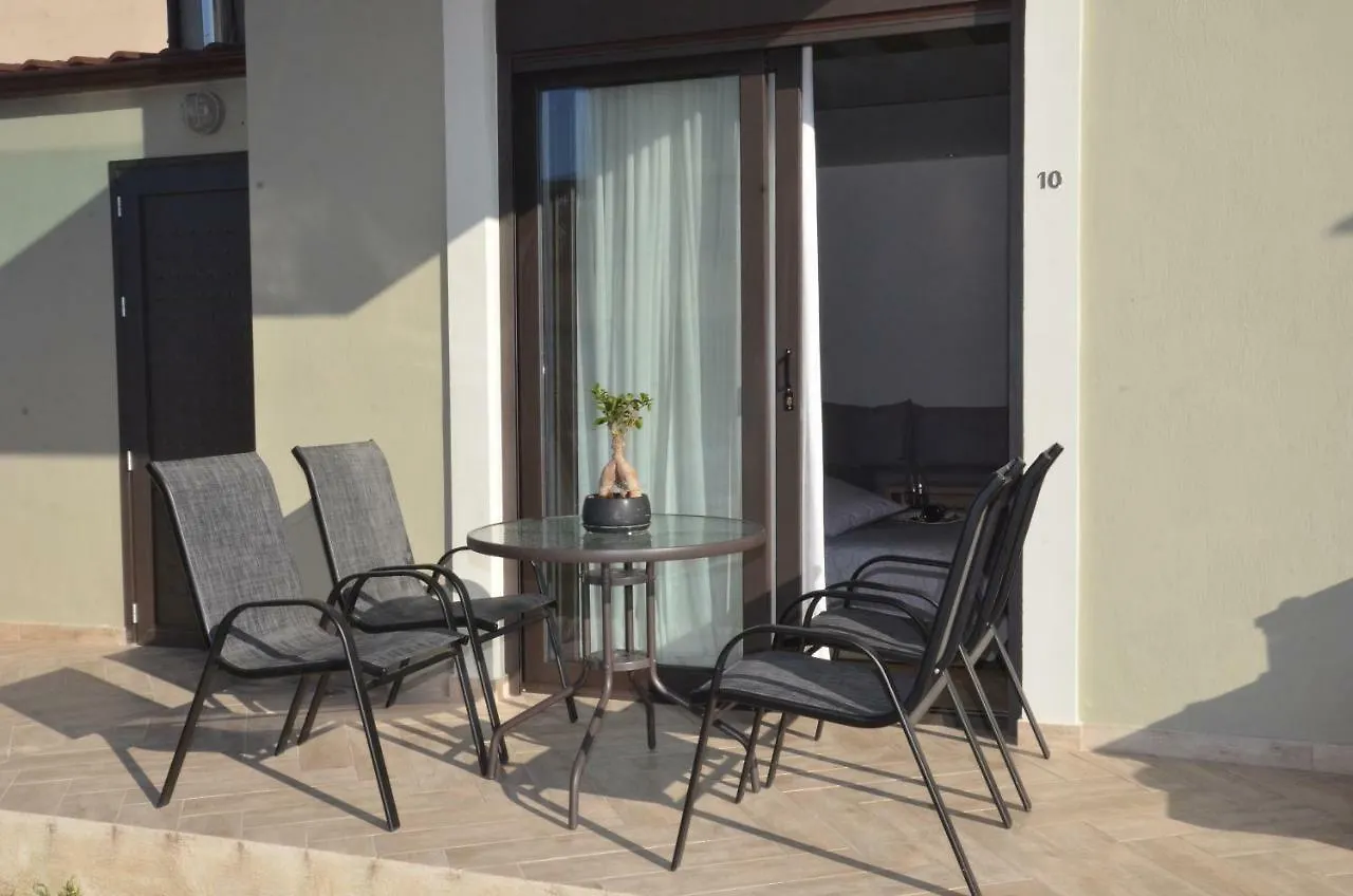 12 Doors Apartments Stavros